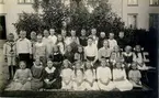 Skolklass. Rantens småskola 1915. Kortet taget Järnvägsgatan 28. Nedersta raden fr.v.: Thyra Olsson, Agnes Henriksson, Greta Bruto, Gunnel Eriksson, Linnea Johansson, Anna Lisa Svensson, Greta Setterberg, Greta Jansson, Anna-Lisa Reimers. Andra raden sittande: Maj Appelgren, Hilma Kjell, Svea Arvidsson, lärarinna Rosa Strömbäck, lärarinna Elisabeth Larsson, Tyra Högberg, Elsa Hedström, Anna Wikfahl. Stående fr.v.: Gustav Engström, Ivan Thunberg, Erik Eklund, Hugo Larsson, Hillevi Abrahamsson, Gunnar Fahlgren, Britta Eriksson, Nils Finn, Bror Andersson, Magnhild Käll, Nils Hägg, Sven Lätth, Bertil Fahlström, Erik Sten, Arnold Flobäck.