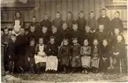 Folkskolan. 1892 års skolklass. Torsten Wahl, Anna Wanfred, gift Fält, Stava Bengtson, Lisa Westerlind, Lisa Eriksson (stans stat), Elin Mörk, Hulda Tivernan (syster till Klinko), Victoria Johansson (Brodd) Bestorp, Ellen Fogelqvist (syster till Mandus fru), Axel Persson (son till Banv.- fru Bestorp som sålde ost på torget).Trol. 2:a raden: Emelie Lund, Lazarett, Gust. Hellström, polis, död, Victor Sandgren, Augustson, Vilhelmsro, Osk. Fredholm (Åblads), Signe Fransson, stat. Sikag. (kusin med Harriet), Gunnar Bobäck, Lunnag., (Emma-Stavas) Johan i Bestorp, Hj. Jonsson, stskrl, R, Adolf Andersson (Pojka- Tildas). 3:e raden: Anna Lindgren, Stora Lindgrensa, Carl Mellén, Erik Bengtson, Isak Haglund, Carl Bill, Knut Sand, Oskar Andersson, Fläskås, Oscar Svensson, (Pest) Sveas bror, John Nilsson, kakel.