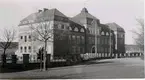 Kv. Verdandi. Läroverket på 1940-talet. Tillbyggt t.v. i bild.