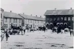 Stora torget. Hallénska huset, Settergrens och Grevagården samt spritbolagets hus. Krogen var där det är markiser. Obs. kullerstensbeläggning på torget.