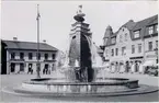 Stora torget. Fontänen. Ivar Tengboms brunn, krönt av Ansgar Almquists skulptur Venus i snäckan. Den avtäcktes den 29 augusti 1931 och bekostades av Maltdrycksbolaget Falonia. Ivar Tengbom var falköpingsson.