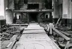 S:t Olofs kyrka. Restaureringen 1958-1961. Långhuset. Foto mot orgelläktaren sedan golvet uppbrutits. Bakom orgeln fanns en hög brädpanel.