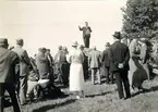 Från Västsvenska Hembygdskonferensen i Falköping 25 augusti 1935. Överlärare Hilding Svensson talar vid Karleby gånggrifter.