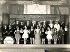 Singing Players Teatersällskap. Nyårsrevyn Leve. Placering överst fr.v. 1. Gösta Alexandersson, 2. Lasse Hallden, 3. Gustav Forsell, 4. Nisse Granberg, 5. Maja Jakobsson,  6. Halvdan Andersson, 7. Erik Kjellman, 8. Gösta Fransson, 9. Harald Blomén, 10. Johannes Andersson, 11. Doris Hjalmar, 12. Astrid Johfur, 13. Gunborg Adamsson, 14. Annie Brissman, 15. Erna Ström, 16. Asta Selander, 17. Doris Granberg, 18. Sven Svensson, 19. Arne Brissman.