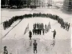 Scoutjubileet 1938. Scoutchefen Folke Bernadotte talar till scouterna på skolgården.