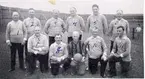 Stadsfullmäktiges fotbollsmatch 1934. Stående från vänster: muraren J.H. Ljungström, kommunalarbetare Josef Johansson, stationskarlen, revisorn för kyrka och skola K.A. Johansson, muraren S.H. Svensson, byggnadssnickaren Erik Dahl (ej fullmäktig) och lokföraren A.Th. Brandt. Knästående från vänster: konduktören vid SJ riksdagsman Helge Bäcklund, stadsfullmäktige vice ordf. stationskarlen Johannes Hellqvist, f.d. fullmäktige bangårdsmästare Joh. Rüden, målvakt, reparatör vid SJ O. Richert och konduktör Ernst V. Quick.