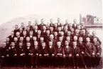 Konfirmationskort från 1894 - 1895. Prästen är troligen komminister Per August Åstrand. Bland konfirmander är bl.a. August Sahlqvist, Karl Plith, Albert Fahlgren, ? Haglund.