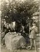 Från den stora fältmanövern 1912. Falköpingsbor på rast i Hällestadskogen. Mannen längst t.h. Bruno Larsson /Spritbolaget/.