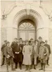 Från fältmanövern år 1912. Pressrepresentanter på rådhustrappan. Vid Falköpings Rådhus portal. Från fältmanövern 1912 i Falköpings-trakten. Kapten Gadd - son till general G.- som informationsofficer för Pressens män, jämte tvenne andra (bokhandl. John Swedmark i  