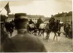 Från fältmanövern 1912. Stora torget med spritbolagets hus i fonden. Armémanövern pågår.