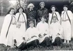 Kulturhistoriska festtåget och festspelen i Falköping den 5 augusti 1934. Klostergrupp, bestående av munkar, nunnor och korgossar. Priorn bär krucifix, den andra munken en vigvattenskål samt nunnorna radband. Korgossarna bär rökelsekar samt vaxljus.