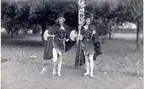Kulturhistoriska festtåget och festspelen i Falköping den 5 augusti 1934. Bronsåldersmän, klädda i mantlar, som förfärdigats med den ryktbara Gerumsmanteln som förebild, de bär dolkar i bältet samt yxor, vilka är avgjutningar av processionsyxor från bronsåldern.
