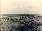 Utsikter från Mösseberg. Foto efter 1911, då Läroverket, som syns i mitten av bilden, byggdes. Till vänster därom lång byggnad med många fönster är Wahls snickerifabrik. Till vänster ett torn, vilket tillhör Johanniskyrkan, ovanför detta ligger Fredriksberg med Österbergs lada. Mellan järnvägen och Mösseberg har bebyggelsen ännu ej kommit igång.