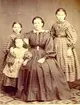 Fru Fagergren med döttrarna Mathilda och Emma och ?.