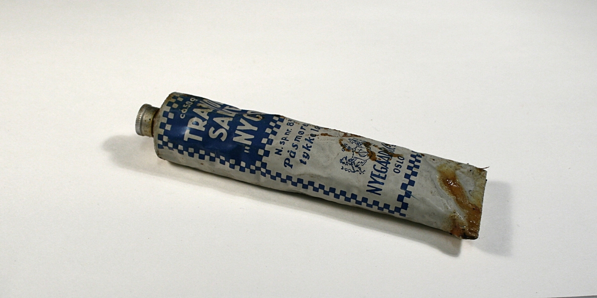 - Keramikkbeholder med tut. 
-Tranolsalve
- Eske med sprøytespisser
- Flaske Akrinoloppløsning
- Eske med sprøyte
- Vaginalspeculum
- Hjemmelaget saks
- Mengde pumper, spisser. 
- En heklenål
- Et glassrør