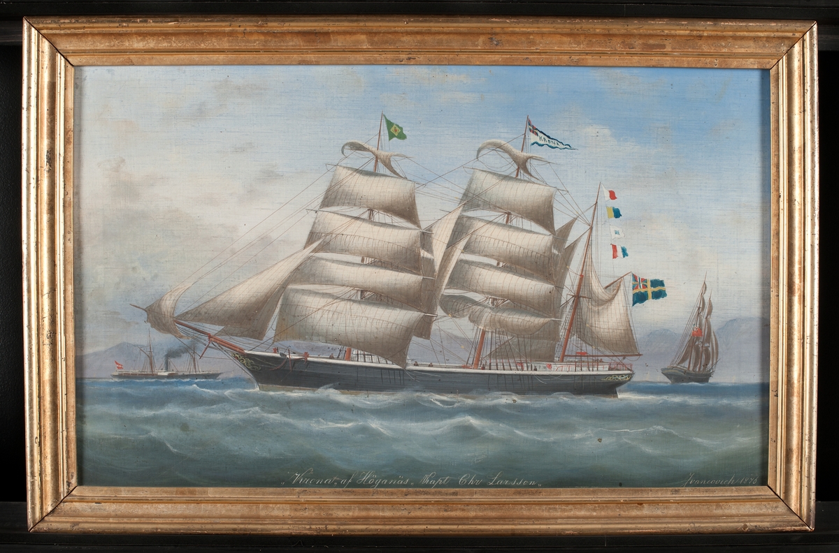 Barkskeppet Krona af Höganäs. Fartyget ligger för styrbords halsar, visande läsidan, bärgande flera småsegel. På mesantoppen namnsignal. Under gaffeln svensk flagga med unionsmärke. Skrovet svartmålat med vit bastingering.
Stävornament