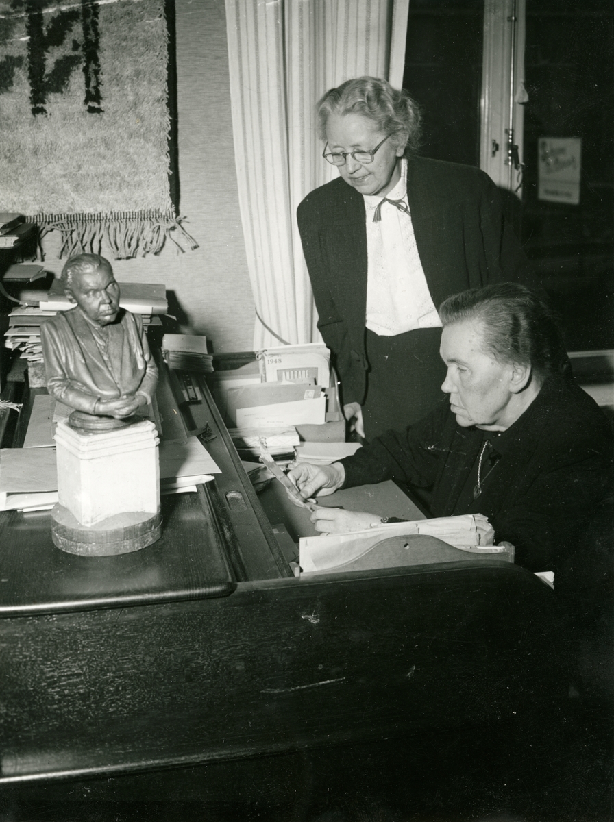 Hildegard Dinclau var textilkonstnär och mest känd för textilier för hemmet såsom mattor och möbeltyger, men hon har även utfört kompositioner för kyrkor, sjukhus och styrelserum.