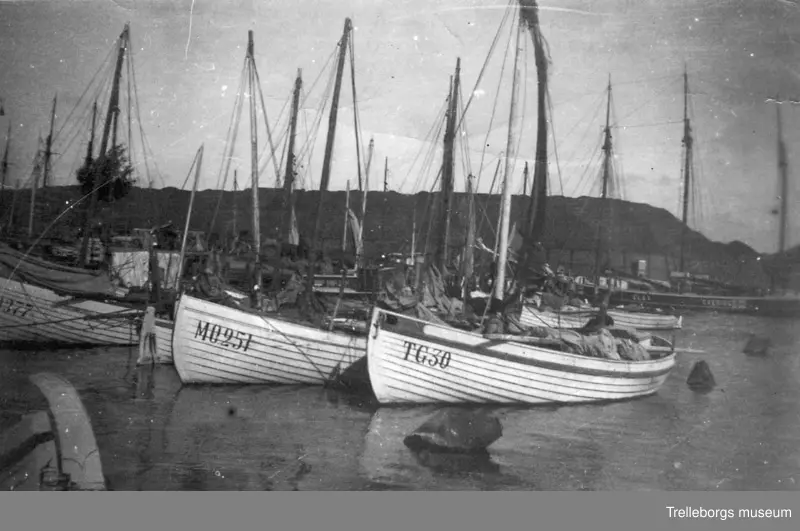 TG 30 i Trelleborgs hamn sommaren 1945, bland främmande båtar.
