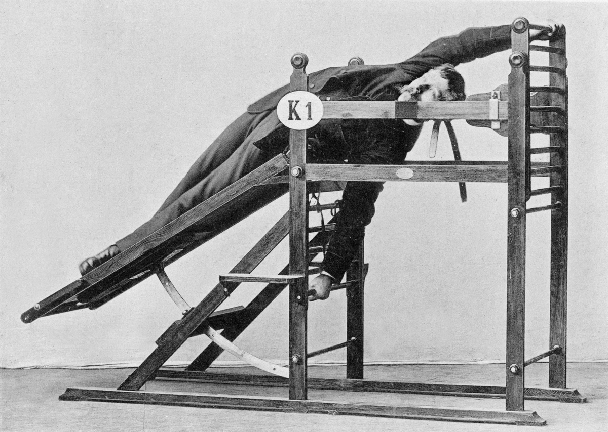 Glöm inte att stretcha sidan ordentligt i denna sidohängningsapparat.

English:
Your sides will get a thorough stretching in this diagonal-suspension apparatus.