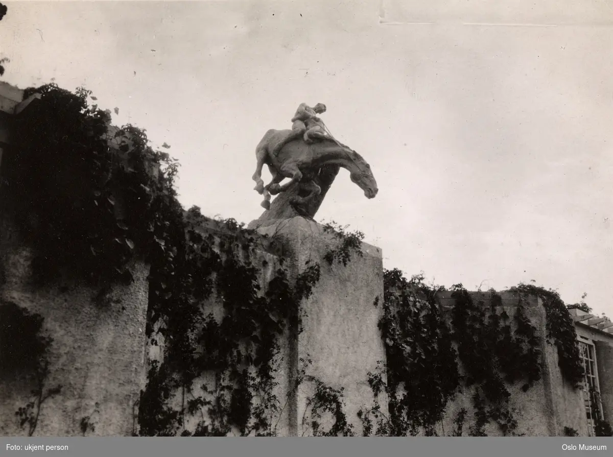 Jubileumsutstillingen 1914, skulptur Helhesten