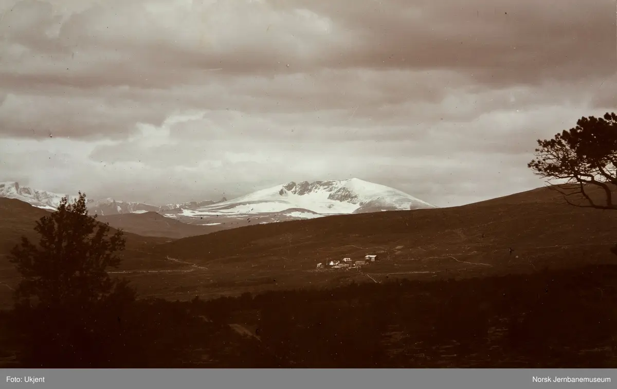 Panorama med Hjerkinn Høifjeldsanatorium og Snøhetta i bakgrunnen