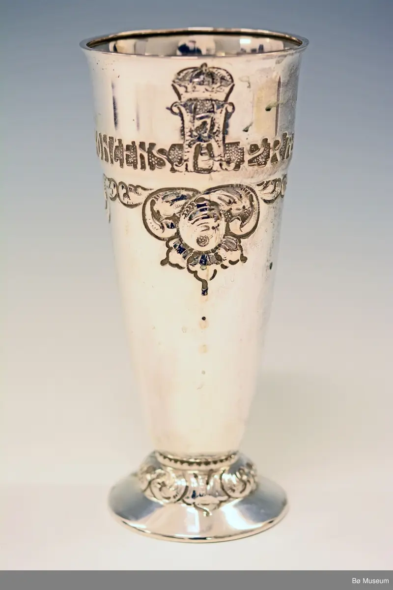 Sølvpokal - Kongepokal, fra Landsrennet i Morgedal i 1928. Med innskrift:
"H. M. Kongens (H7) Præmie"
Vunnet av Hans Kleppen, Bø.