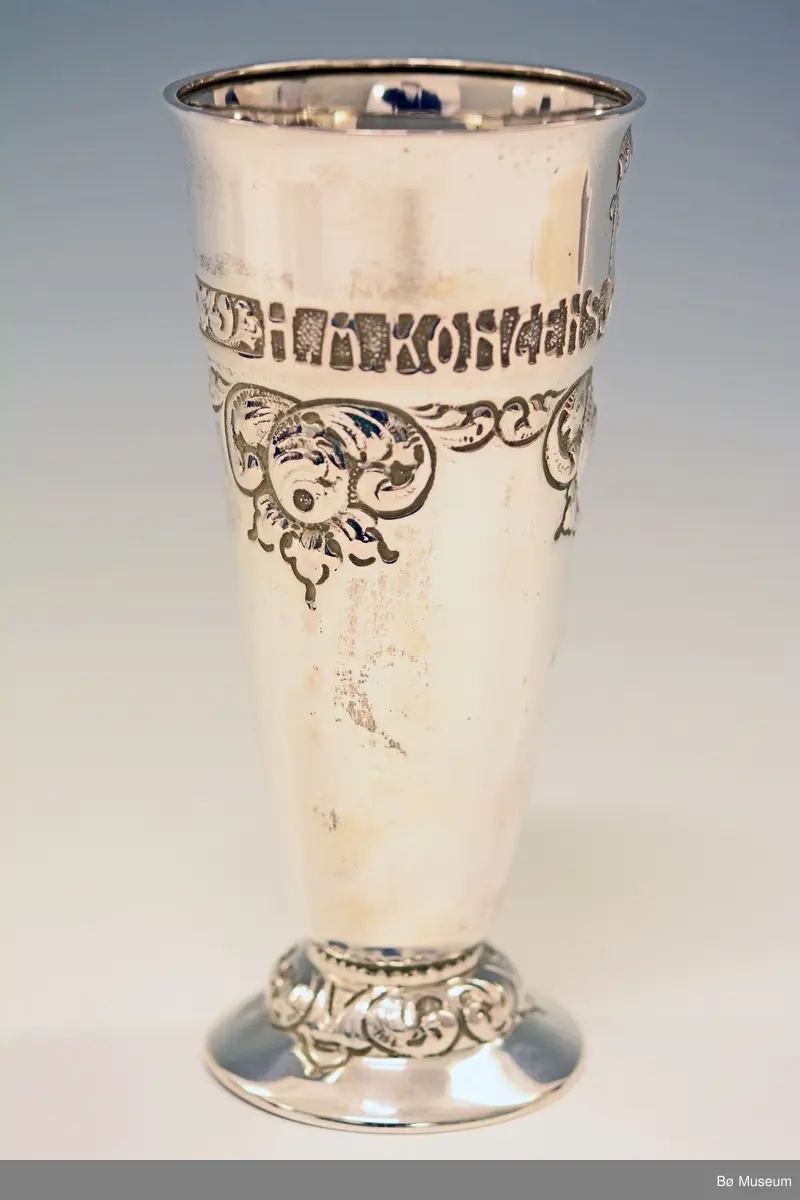Sølvpokal - Kongepokal, fra Landsrennet i Morgedal i 1928. Med innskrift:
"H. M. Kongens (H7) Præmie"
Vunnet av Hans Kleppen, Bø.
