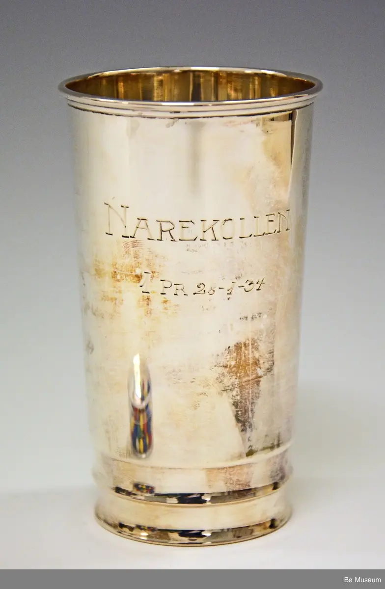 Sølvpokal  (1. premie - hopprenn) med innskriften: "Narekollen - 1. pr. 28-1-34"
Vunnet av Hans Kleppen, Bø.