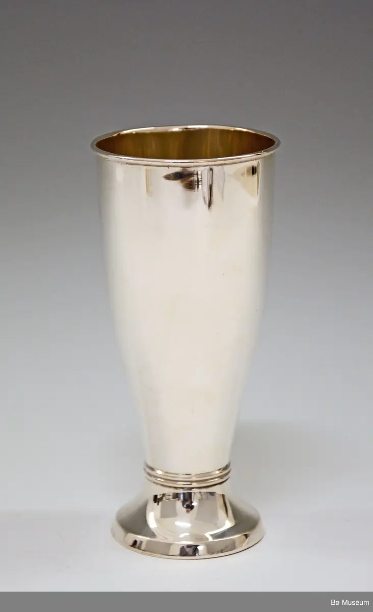 Sølvpokal uten innskrift.
Stempel: 830 S (merke: F)