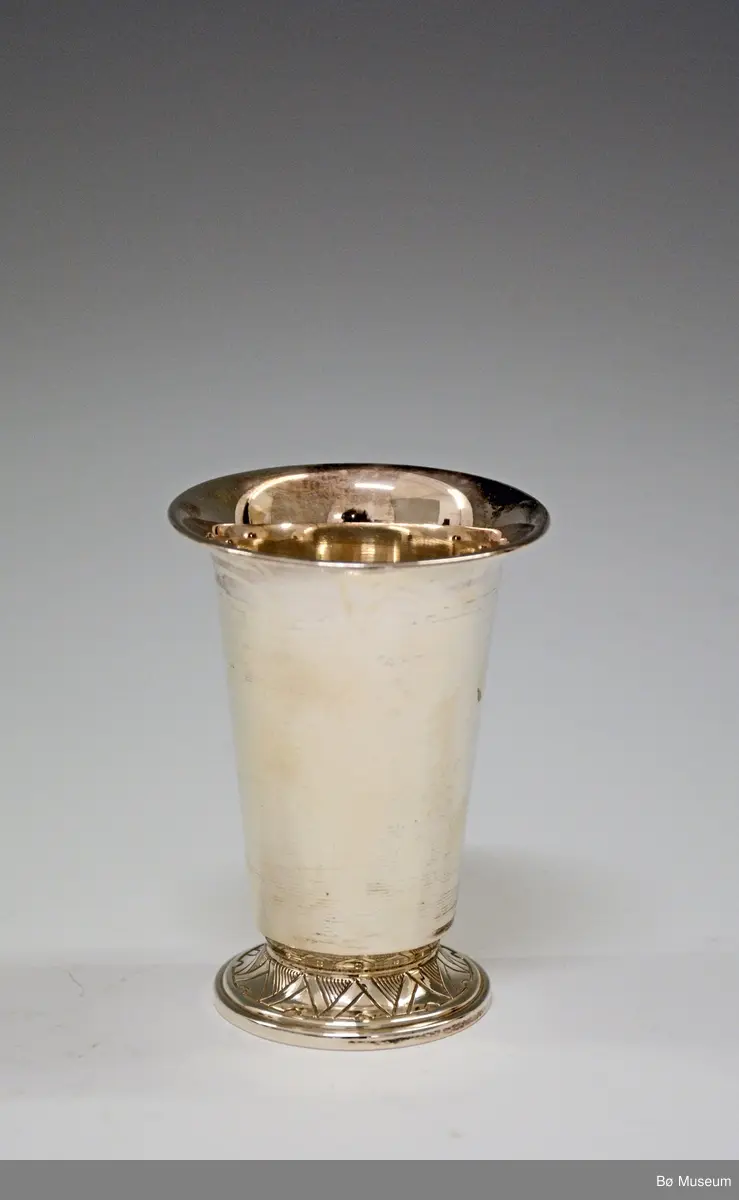 Sølvpokal uten innskrift.
Stempel: 830 S (merke: Th. Marthinsen, Tønsberg)