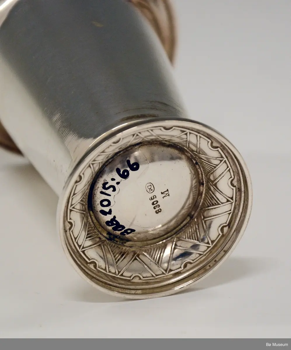 Sølvpokal uten innskrift.
Stempel: 830 S (merke: Th. Marthinsen, Tønsberg)