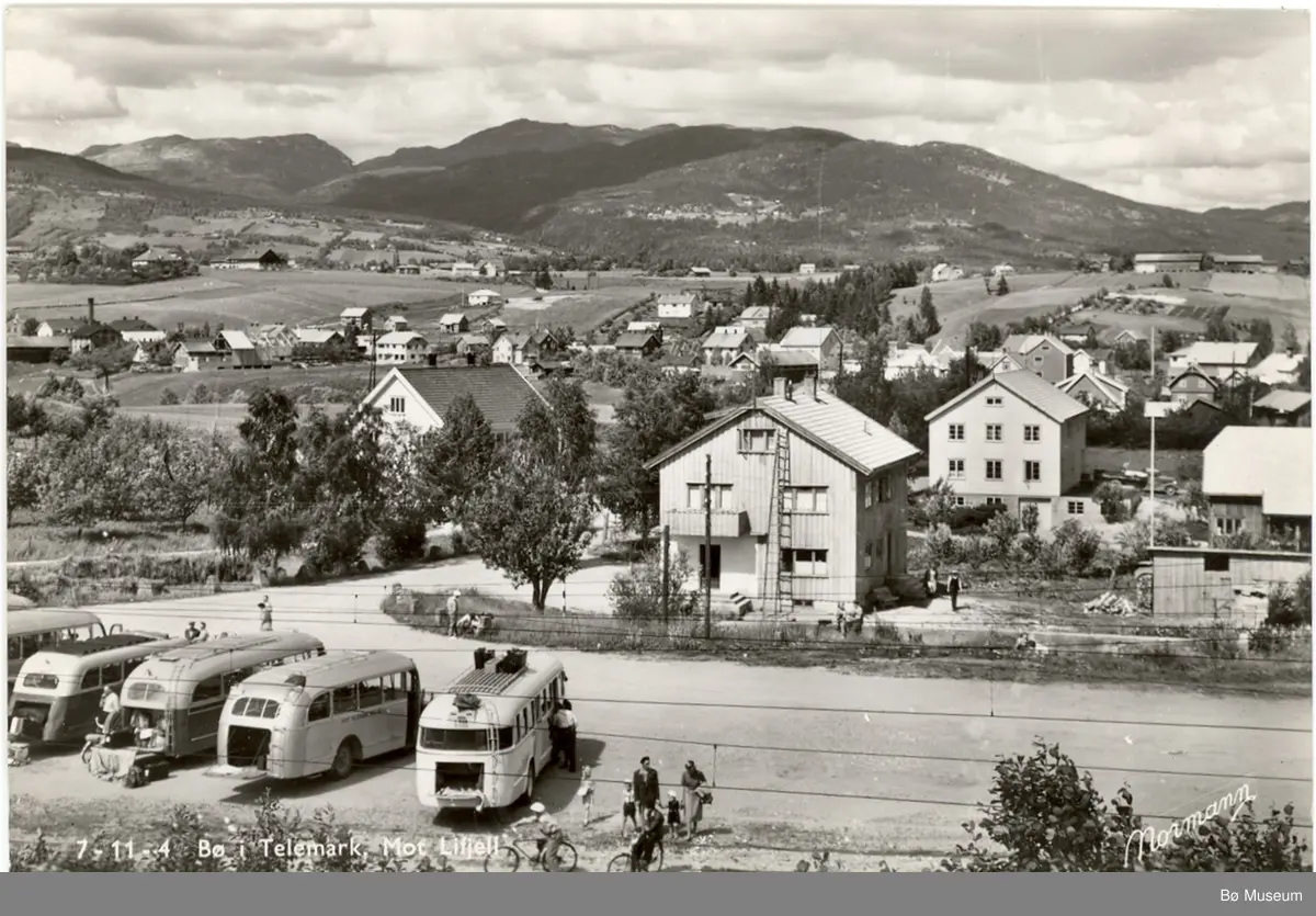 Rutebilar ved Bø stasjon