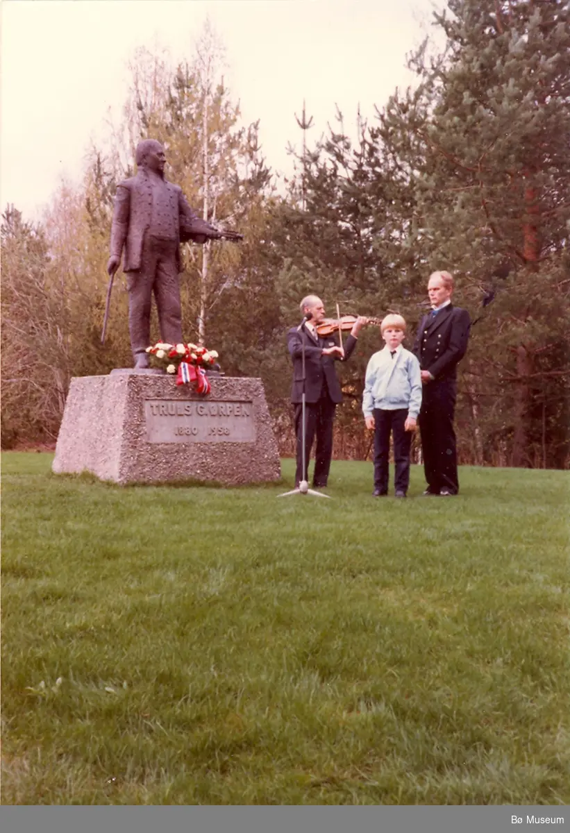 Nils Stubberud spelar