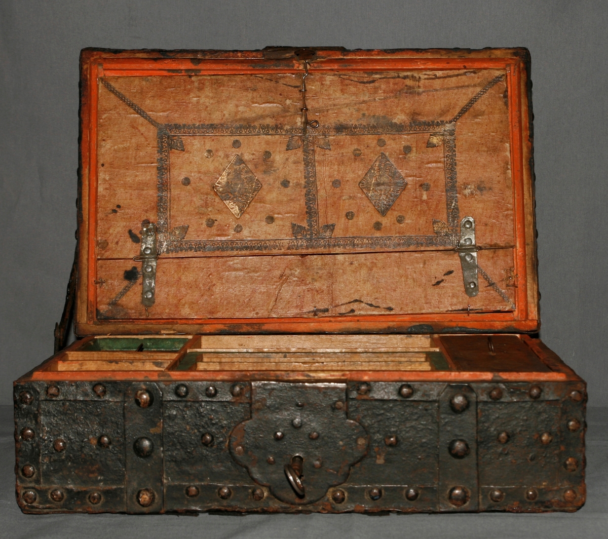 Kiste som inneholder flere smårom.