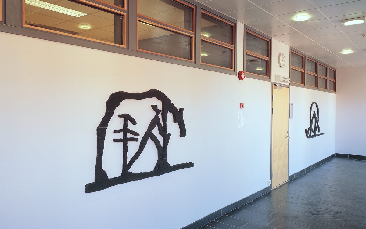 Kunstnerens forenklede strek og formspråk er inspirert av runer og hellerisninger. Motivene som går igjen er trær, elg og mennesker, ofte i et stedløst landskap. Her glir hverdagslige situasjoner over i menneskelige metaforer som åpner for tolkninger utover motivet i seg selv. 

Verket inngår i en utsmykkning som omfatter 2 tre-relieff, 1 maleri og 3 grafiske blad. Alle har skogsmotiver med dyr og mennesker.
