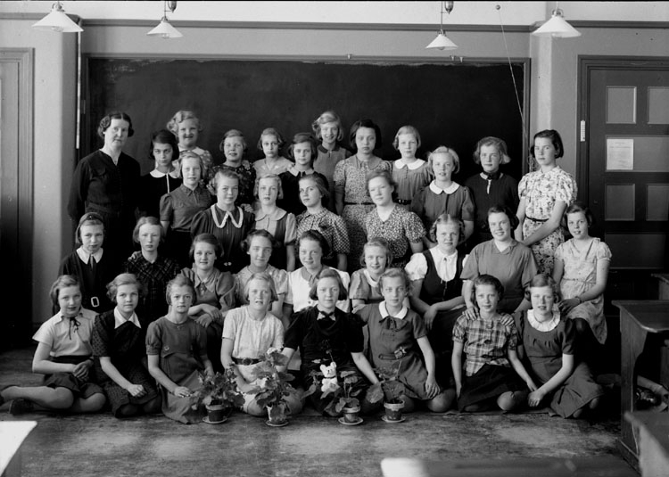 Engelbrektsskolan, klassrumsinteriör, 33 flickor med lärarinna fröken Rut Blomkvist.
Sal 24.