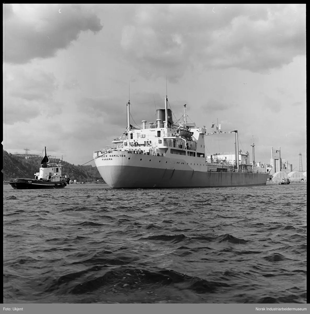 M/T Hamilton under buksering.