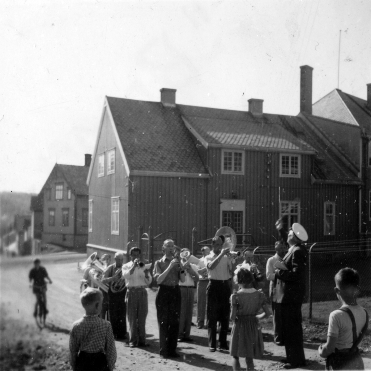 Musikere i Sigurds gate, ved kasernen. Arne Kristoffersen dirigerer.