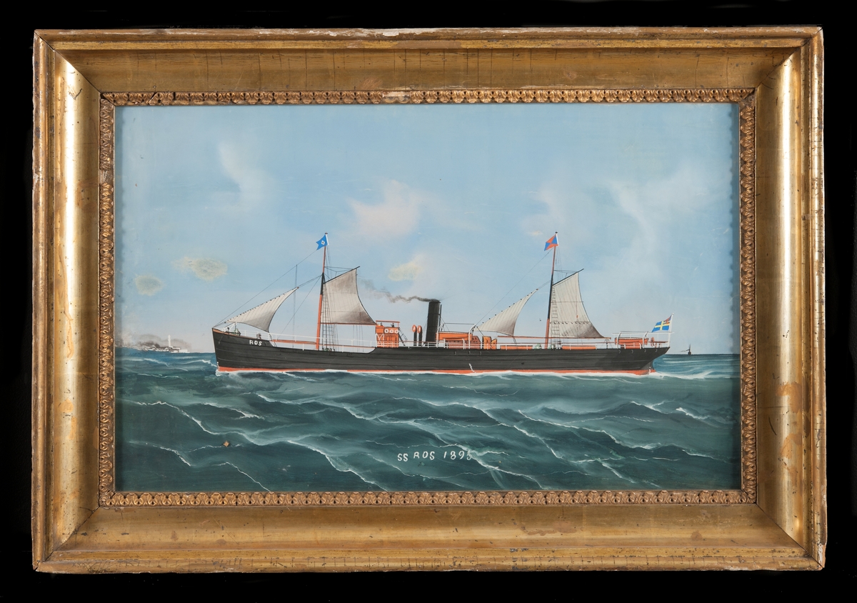 Ångfartyget ROS under gång till sjöss med satta segel, visande babords sida. Svart skrov och svart skorsten, Neptuniordens flagga på förmasten, bolagsflagga på stortoppen, svensk flagga med unionsmärke akter ut. Förgylld kälad ram.