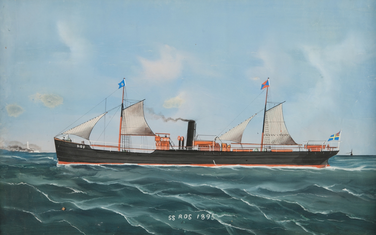 Ångfartyget ROS under gång till sjöss med satta segel, visande babords sida. Svart skrov och svart skorsten, Neptuniordens flagga på förmasten, bolagsflagga på stortoppen, svensk flagga med unionsmärke akter ut. Förgylld kälad ram.