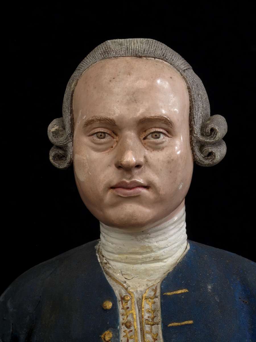 Ung mann i helfigur, frontal.