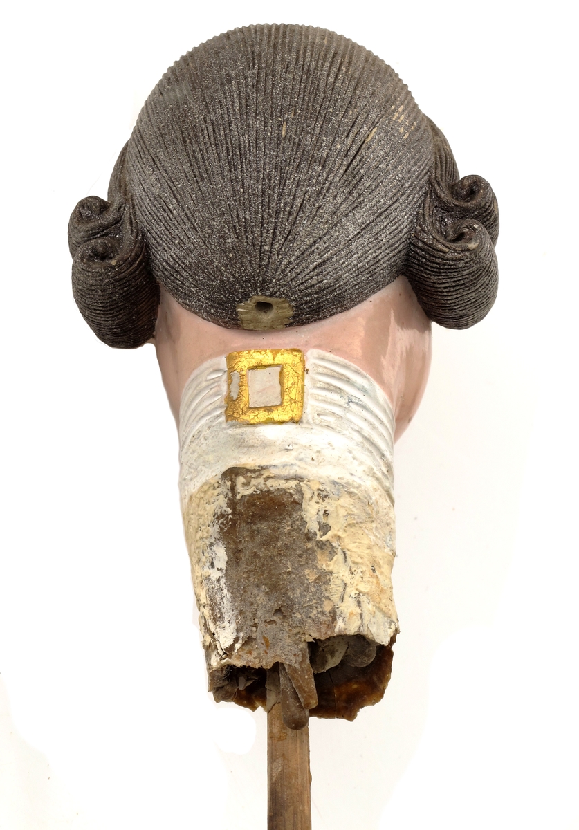 Ung mann i helfigur, frontal.