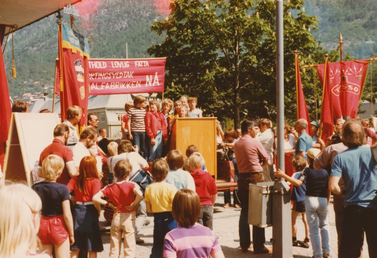 Generalstreik i Odda 2. juni 1982. Demonstrasjon og taler foran rådhuset.