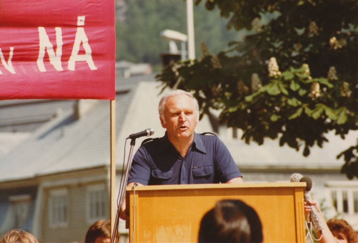 Ordførar Leiv Stensland på talarstolen under generalstreiken i Odda 2. juni 1982