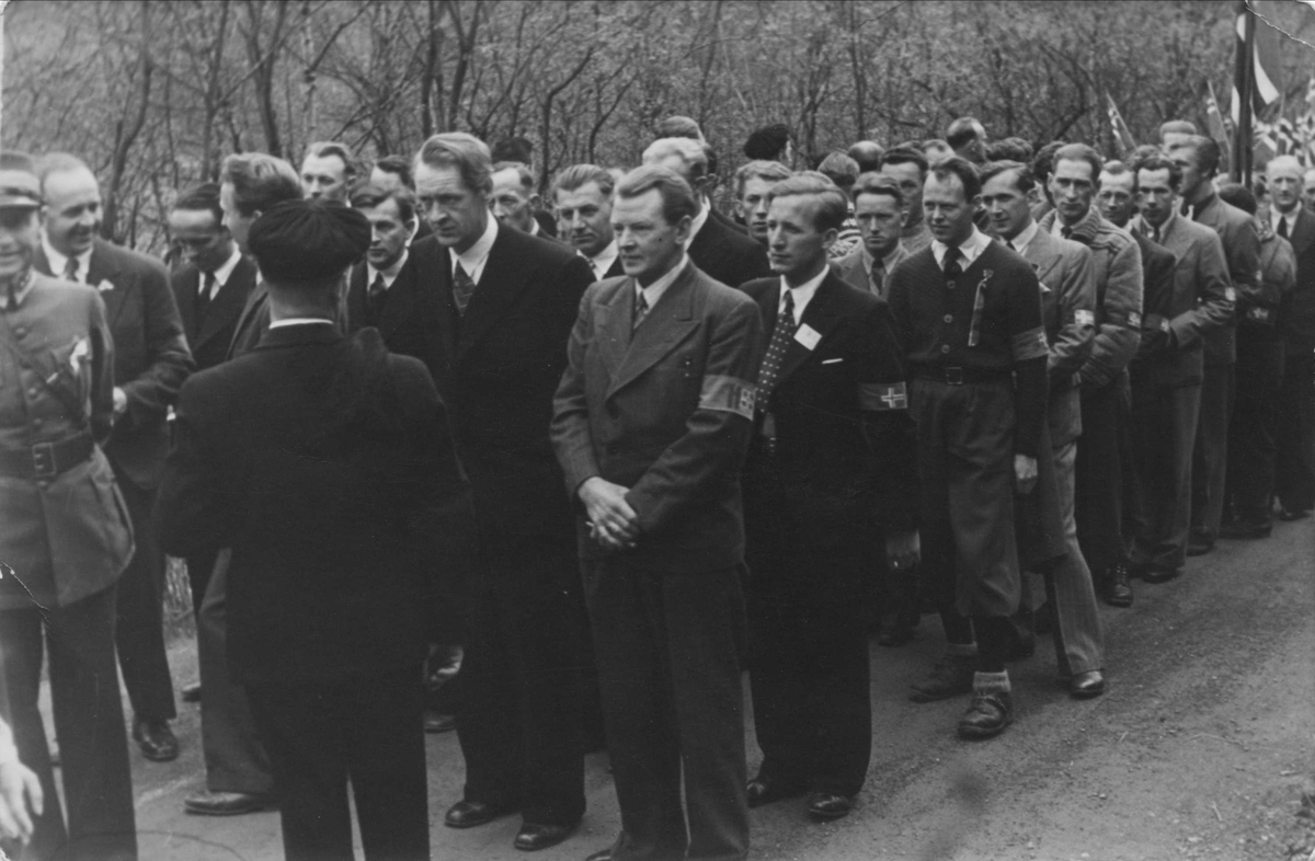 Hjemmestyrkene på Løkken i 17. mai-toget i 1945.