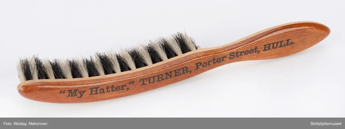 Hattebørste av to treslag, svart og hvit bust. For børsting av flosshatt.