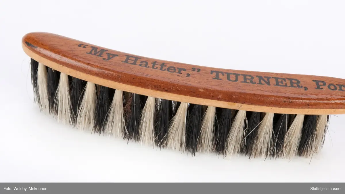 Hattebørste av to treslag, svart og hvit bust. For børsting av flosshatt.