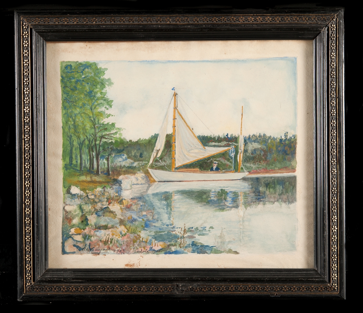 Segelkutter, tvåmastad, med delvis beslagna segel, förtöjd vid en grönskande strand.
Ombord synes varvsägaren m.m. C. G. Bayard.
Gåva av teckningslärarinnan fröken Elin Bayard, Herman Ygbergs väg 6, Äppelviken, år 1946. 2-mastad kutter