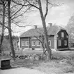 Prästgården i Gistad dokumenterad en vårdag 1949. Vid tiden diponerades tjänstebostaden av komminister Arthur Knutsson med maka och barn. Huset bär i övrigt det sena 1700-talets prägel, vilket väl svarar mot det antagna byggåret 1780.