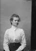 Fotografi i serie för identifiering av motiv ur A C Hultgrens fotosamling.

Kommentar:
Enligt notering någon av kyrkoherde Carl Erikssons (Västra Ryd) döttrar. Foto omkring 1900.